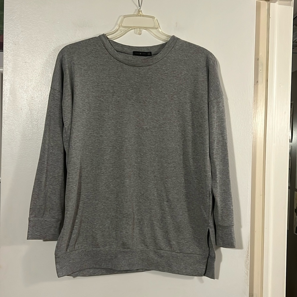 M gray long sleeve tee